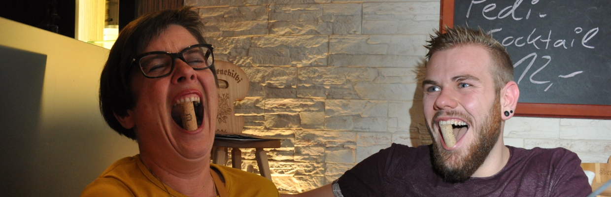 Gesprächstraining_lifeenergy_2_2019_header.JPG Aufgeheitert und mit dem Korken im Mund wird verbale Kommunikation geübt.