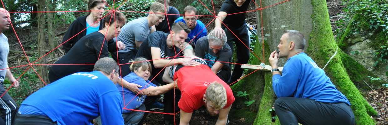 Spinnennetz_lifeenergy_4_2019.JPG Teamworkübung Spinnennetz im Wald am lifeenergy 4 – 2019.