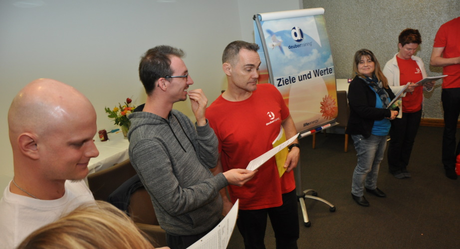 Stresstest_lifeenergy_1_2020.JPG Seminarleiter Markus Deuber verblüfft die Teilnehmer mit einem Stresstest.