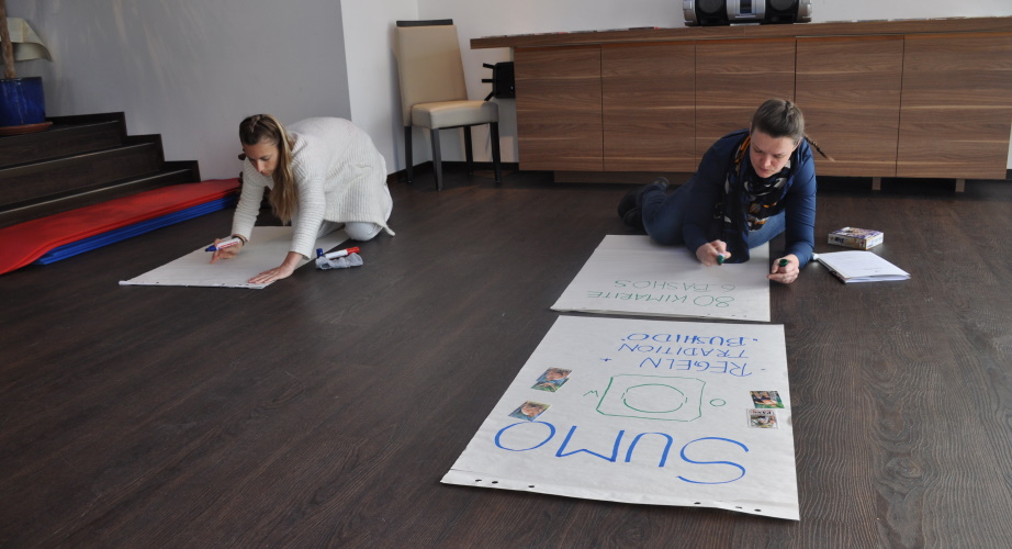 Präsentation_lifeenergy_2_2019.JPG 2 Teilnehmerinnen bereiten sich auf ihre Präsentationen vor.