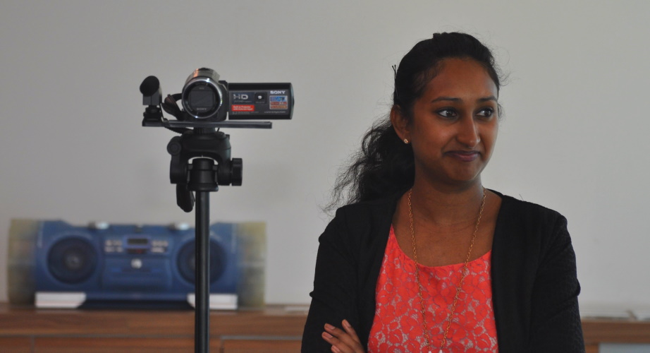 Rhetorik_Präsentation_lifeenergy_2_2018.JPG Coach Shalini Deuber steht konzentriert vor der Kamera.