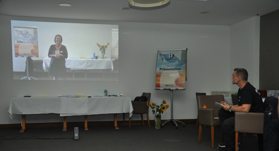 Videoanalyse_lifeenergy_2_2020.JPG Auf einer Grossleinwand erlebt eine Teilnehmerin ihre eigene Präsentation.