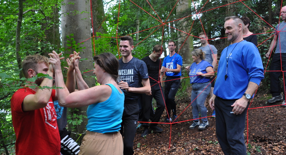 Erfolg_Spinnennetz_lifeenergy 4_2019.JPG Bei der Teamworkübung Spinnennetz am lifeenergy 4 feiert die Gruppe ihre Erfolge.