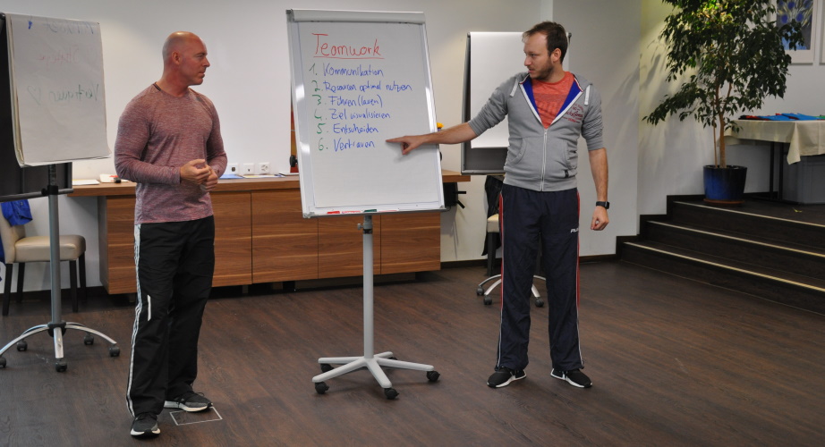 Teamwork_Reflektion_lifeenergy_4_2019.JPG 2 Teilnehmende präsentieren ihre Top-Erkenntnisse aus einer Teamworkübung.
