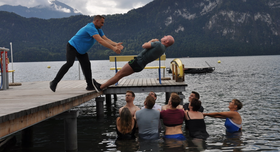 Trustfalling_lifeenergy_4_2019.JPG Ein Teilnehmer lässt sich durch den Coach rückwärts in eine Gruppe fallen.