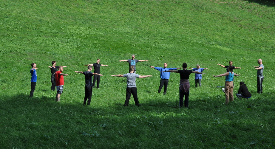 Warm_up_lifeenergy_4_2019.JPG Die Teilnehmenden wärmen sich für die bevorstehende Teamworkübung auf.