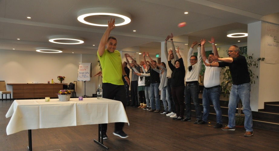 Fokus_Training_lifeenergy_5_2018.JPG Markus Deuber spickt den Pingpong Ball von einer Glasflasche weg.