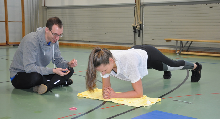 Fitness_lifeenergy_6_2018.JPG Eine Teilnehmerin trainiert ihre Bauchmuskeln mit der Übung Plank.