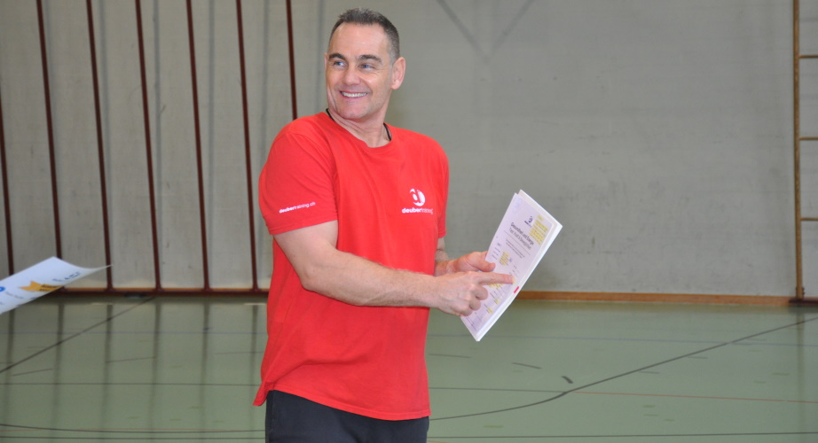 Markus Deuber_lifeenergy_6_2020.JPG Markus Deuber motiviert alle, lächelt und hat Spass in der Turnhalle.
